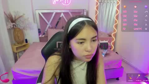 Snapshot of isabela_tay chatting on 11.18.25 ISABELA online show from 11.18.25