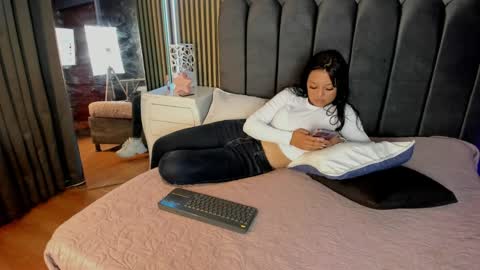 Snapshot of isabella_fg chatting on 03.23.26 Issa online show from 03.23.26