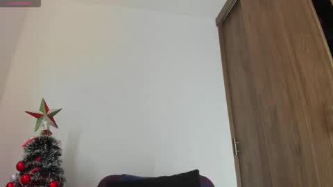 Snapshot of isabella_lopez_ chatting on 12.19.25 Isabel Lopez online show from 12.19.25