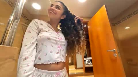 Snapshot of isabellakoffs chatting on 12.19.25 Isabella.. back again online show from 12.19.25