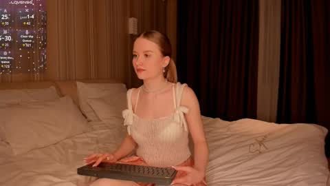 Snapshot of isabellatorrance chatting on 02.09.25 Bella online show from 02.09.25