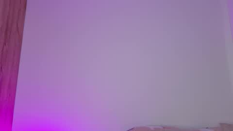 Isabella Hilton online show from 02.06.26