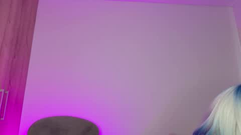 Isabella Hilton online show from 02.14.26