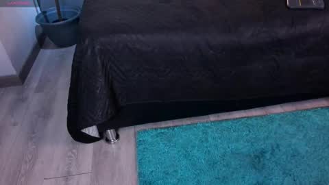 Snapshot of isasanders chatting on 10.14.25 I S A S AN D E R S online show from 10.14.25