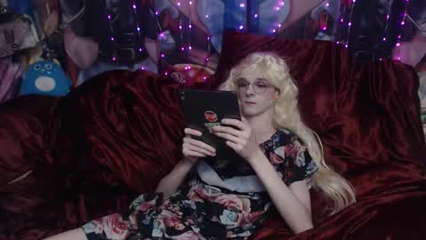 Snapshot of iselestias chatting on 11.12.25 Sele online show from 11.12.25