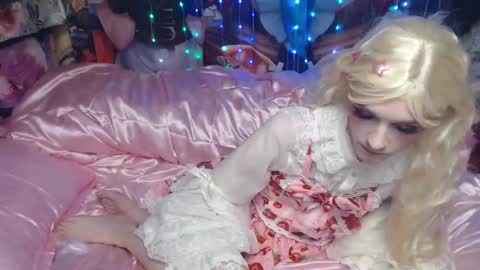 Snapshot of iselestias chatting on 11.18.25 Sele online show from 11.18.25