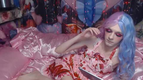 Snapshot of iselestias chatting on 11.19.25 Sele online show from 11.19.25