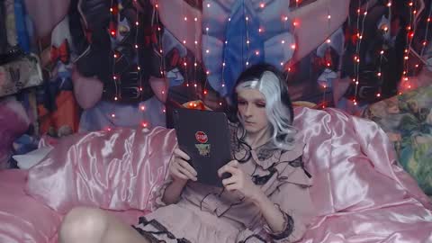 Snapshot of iselestias chatting on 11.27.25 Sele online show from 11.27.25