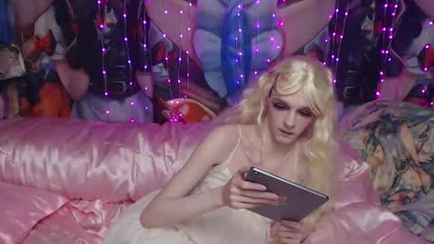 Snapshot of iselestias chatting on 12.04.25 Sele online show from 12.04.25