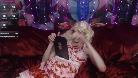 Snapshot of iselestias chatting on 12.15.25 Sele online show from 12.15.25