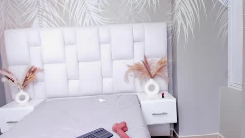 Snapshot of isis_loraine_ chatting on 02.24.25 ISIS online show from 02.24.25