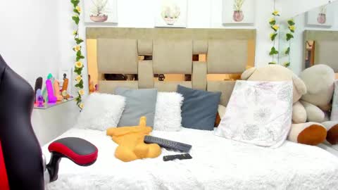 Isla Thompson online show from 02.27.25