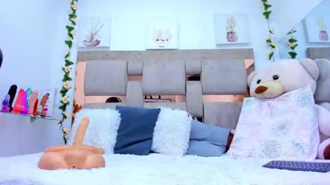 Isla Thompson online show from 03.05.25