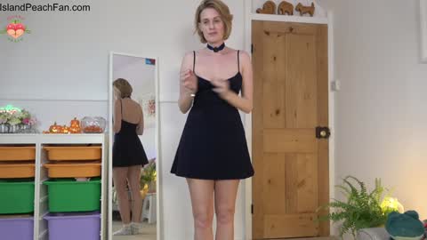 Snapshot of island_peach chatting on 10.10.25 Lou Peaches online show from 10.10.25