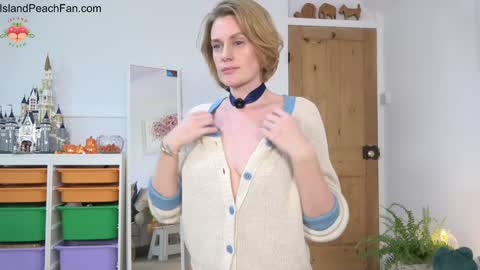 Snapshot of island_peach chatting on 10.12.25 Lou Peaches online show from 10.12.25
