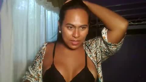 Snapshot of islandvelvet chatting on 12.18.25 IslandVelvet online show from 12.18.25