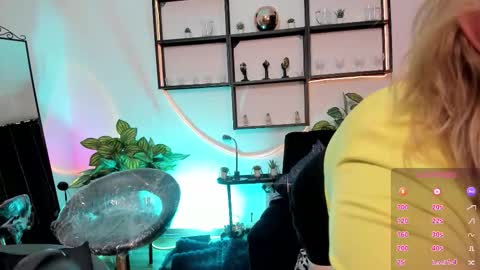 Snapshot of issabel_soto chatting on 12.01.25 Issabel online show from 12.01.25