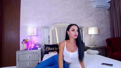 Snapshot of issadorra chatting on 09.28.25 Issadorra online show from 09.28.25