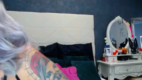 IssaSmyth online show from 12.03.24