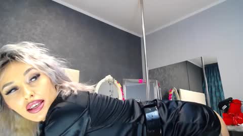 IssaSmyth online show from 12.06.24