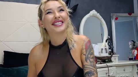 IssaSmyth online show from 10.04.25