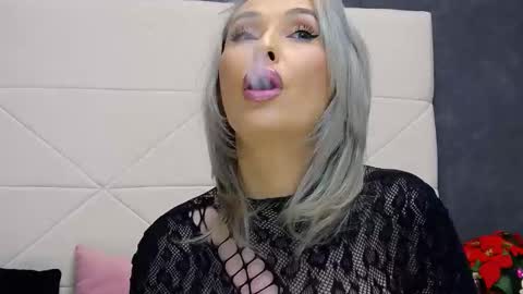 IssaSmyth online show from 03.10.26