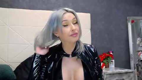 IssaSmyth online show from 04.10.26