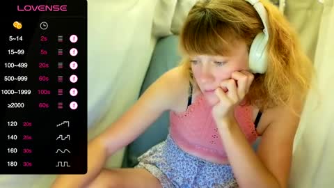 Snapshot of its_lily chatting on 02.20.25 Lily online show from 02.20.25