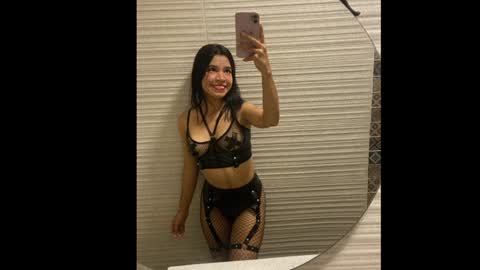 Snapshot of its_lola chatting on 01.08.25 online show from 01.08.25