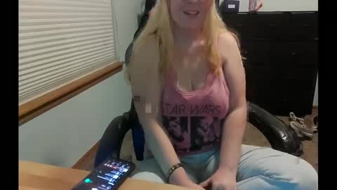 Snapshot of itsglitch222 chatting on 09.17.25 Itsglitchh222 online show from 09.17.25