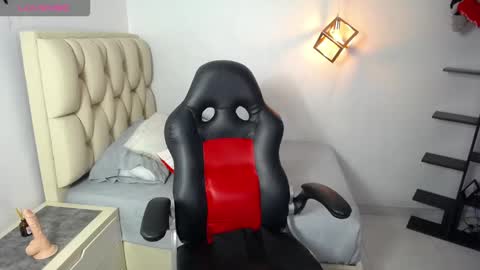 Snapshot of ivonneclain1 chatting on 12.15.25 IVONNE online show from 12.15.25