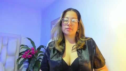 Snapshot of ivonny_04 chatting on 09.29.25 N A T H A L Y online show from 09.29.25