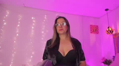 Snapshot of ivonny_04 chatting on 10.15.25 N A T H A L Y online show from 10.15.25