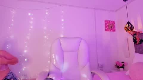 Snapshot of ivonny_04 chatting on 10.22.25 N A T H A L Y online show from 10.22.25