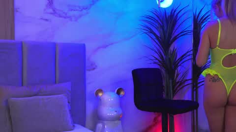 Snapshot of izabelle_02 chatting on 04.05.26 izabelle_02 online show from 04.05.26