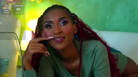 Snapshot of izzie_sugar chatting on 09.26.25 Sugar Babe online show from 09.26.25