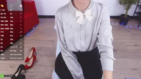 Snapshot of izzy_cam chatting on 06.24.26 Queen of nylon Victoria online show from 06.24.26