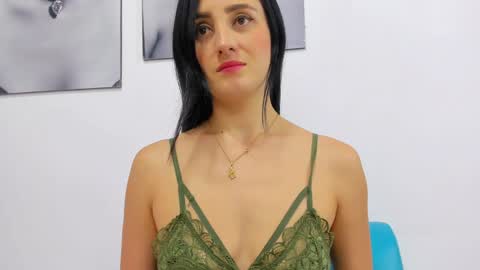 Snapshot of izzy_cum chatting on 02.01.25 Izzy online show from 02.01.25