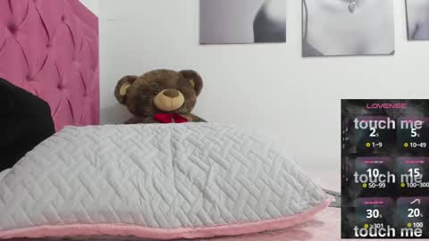 Snapshot of izzy_cum chatting on 03.01.25 Izzy online show from 03.01.25