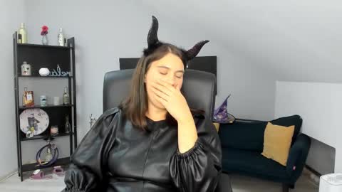 Snapshot of izzymonro chatting on 10.31.25 Izzy online show from 10.31.25