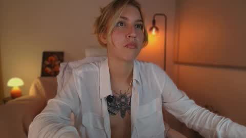 Snapshot of jacky_croft chatting on 10.11.25 Linda Sofia help me get to 100 thumbs up online show from 10.11.25