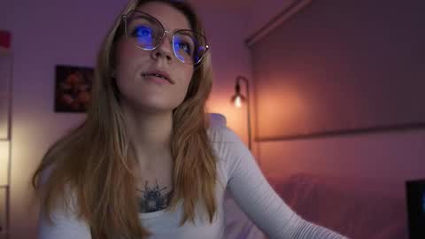 Linda Sofia help me get to 100 thumbs up online show from 11.10.25