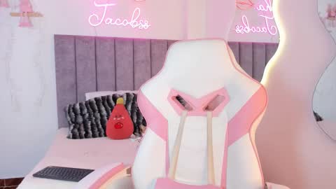 Snapshot of jacobss_gh chatting on 11.18.25 JACOBSS online show from 11.18.25