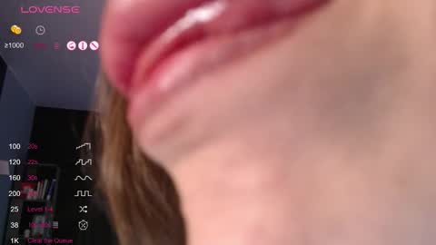 Snapshot of jade__swift chatting on 09.28.25 Jade online show from 09.28.25