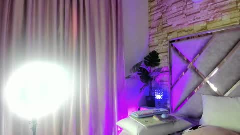 jade white  online show from 09.17.25