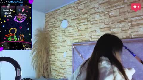 jade white  online show from 03.25.26