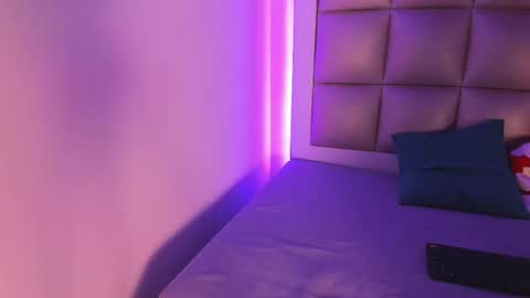 Snapshot of jadeestudios chatting on 12.18.25 jadeestudios online show from 12.18.25