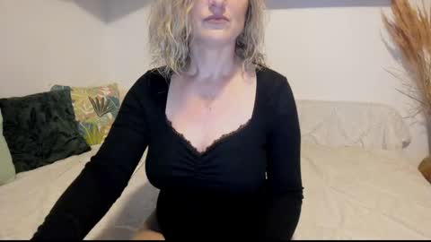 Snapshot of jadore_able82 chatting on 11.20.25 elena online show from 11.20.25