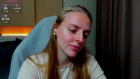 Snapshot of jam_cream chatting on 11.14.25 Sofia online show from 11.14.25