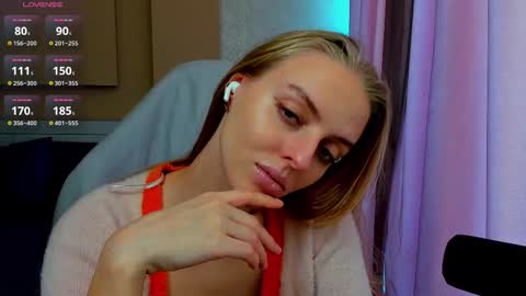 Snapshot of jam_cream chatting on 11.19.25 Sofia online show from 11.19.25